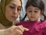 Bulduğu oyunla yemek yemeyen kızına yemek yedirdi! "Durmazsa yemek yiyecek..."