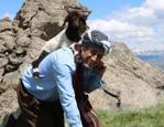 &Ouml;nce yavru ke&ccedil;iyi kurtardı sonra sazı eline aldı! Aydın Aydın&rsquo;dan ezber bozan uyarı