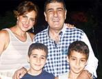 Eda ve Metin &Ouml;z&uuml;lk&uuml;'n&uuml;n oğullarını g&ouml;ren tanıyamıyor! "Delikanlı olmuşlar"