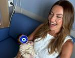 Hadise hala olduğunu duyurdu! Kucağında yeğeni ile verdiği pozlar viral oldu