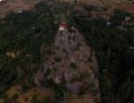 Kayalığın zirvesindeki ikonik ev satışa &ccedil;ıktı! İstenen fiyat dudak u&ccedil;uklattı