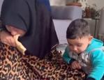 Engelli annenin evladına sevgisi y&uuml;rekleri ısıttı! Ekmeği ağzıyla ufalayıp &ccedil;ocuğuna yedirdi