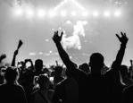 Şişli&rsquo;deki konserde şoke eden &ouml;l&uuml;m!  3 kişi fenalaştı, 1 kişi hayatını kaybetti