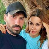 Futbolcu Şener &Ouml;zbayraklı'dan eşine unutulmaz evlilik yıld&ouml;n&uuml;m&uuml; hediyesi!