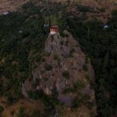 Kayalığın zirvesindeki ikonik ev satışa &ccedil;ıktı! İstenen fiyat dudak u&ccedil;uklattı