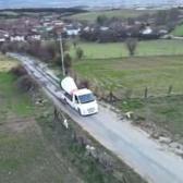 B&ouml;ylesi g&ouml;r&uuml;lmedi! Oto kurtarıcı &uuml;zerine yerleştirdiği dev buketle evlilik teklifi etti