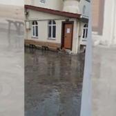 B&ouml;ylesi g&ouml;r&uuml;lmedi: &Ouml;nce patisiyle kapıyı a&ccedil;tı sonra yaptığı hareketle herkesi şaşırttı!