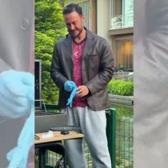 Anıl Altan'dan g&uuml;ld&uuml;ren paylaşım: Yakışıklı Mısırcı'ya rakip olarak yakışıklı mangalcı oldu