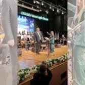 Okul m&uuml;d&uuml;r&uuml;nden i&ccedil;leri ısıtan performans: Okul konserinde &ouml;ğrencilerle birlikte sahne aldı!