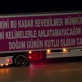  Sevginin b&ouml;ylesi: Kız arkadaşının doğum g&uuml;n&uuml; i&ccedil;in tır giydirip havai fişek g&ouml;sterisi yaptı!
