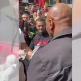 &Uuml;nl&uuml; boks&ouml;r Mike Tyson'a T&uuml;rk sporcudan g&uuml;vercin hediyesi!