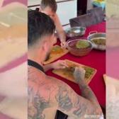 Burak Y&ouml;r&uuml;k ve Mahmut Orhan'dan şaşırtan g&ouml;r&uuml;nt&uuml;: Sarma sardılar!