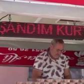 7 yıllık evlilik sonrası kutlama: Boşanır boşanmaz lokma dağıttı Adalet Bakanına teşekk&uuml;r etti