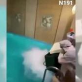 Havuza d&ouml;k&uuml;len kuru buz faciaya yol a&ccedil;tı: Uzmanlar kuru buz kullananları bir kez daha uyardı