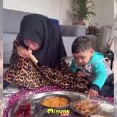 Engelli annenin evladına sevgisi y&uuml;rekleri ısıttı! Ekmeği ağzıyla ufalayıp &ccedil;ocuğuna yedirdi