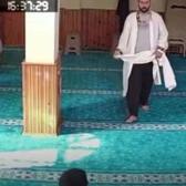 Şortla camiye gelen gence imamdan &ouml;rnek davranış! Takdir topladı