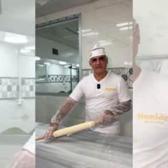 Baklavanın yapım aşamalarını İngilizce anlattı: Akıcı konuşması dikkat &ccedil;ekti