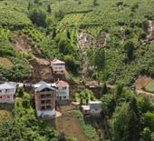 Trabzon’da heyelan afeti! 3 ev hasar gördü