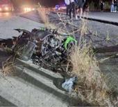 Farları yanmayan araç yarış yapan motosikletlere çarptı