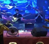 Antalya’daki konserde ilginç anlar: Sanatçının kafasına dron çarptı