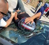 Motosiklet sürücüsü kendisine çarpan otomobilin üstünde ambulansı bekledi