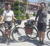 Bisikletleriyle Türkiye turu yapan Kanadalı ikili, Konya’da soluklandı 