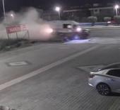 Kaldırıma çarpan ambulanstan yola fırladı!