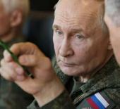 Putin askeri üniforma giydi