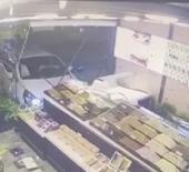 Kontrolden çıkan otomobil dükkana girdi!