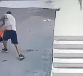 Akılalmaz olay! Çocuğu bacağından tutup yere fırlattı