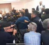 Kuşadası Belediye Meclisi ringe döndü: CHP’li üye İYİ Partili yöneticiye yumruk attı