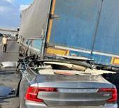 Adana'da korkunç kaza: TIR'a ok gibi saplandı