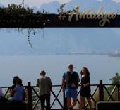 Antalya’da bahar havası: Denize girmenin keyfini çıkardılar!