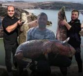 Boyları kadar yayın balığı yakalıyorlar! Bir değil, iki değil...