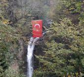 Dağcılar Cumhuriyet Bayramı dolayısıyla şelaleye Türk Bayrağı astılar