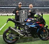 Dünya SuperBike şampiyonu Toprak Razgatlıoğlu motoruyla Tüpraş'ta turladı