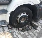 Esenyurt'ta TIR lastiği yola saplandı