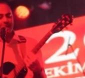 Gaziosmanpaşa Belediye Başkan Vekili Karadeniz gitar çalıp şarkı söyledi: O anlar kamerada