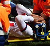 Gözyaşlarını tutamadı! Sahadan sedyeyle çıkarıldı