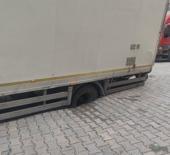 Güngören’de kamyon, çöken yolda oluşan çukura saplandı