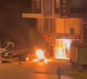 Kaza yapıp yanan motosikletin sürücüsünü alevlerden çekip aldı