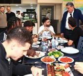 Serdal Adalı, moral yemeğinde takımla buluştu