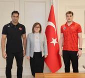 Başkan Şahin, makamında şampiyon yüzücüleri ağırladı