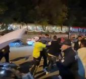 Burdur'da kaza yapan sürücülerin tekme ve yumruklu kavgası