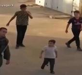 İsrail askeri Filistinli çocuğun bisikletini çöpe attı!