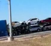 Tren, hemzemin geçitte mahsur kalan araç yüklü tıra çarptı