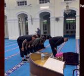 Efsane sporcu Khabib Nurmagomedov, cemaate namaz kıldırdı