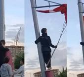 Bursa’da çocukların Türk bayrağı hassasiyeti: Direğe tırmanıp düzelttiler