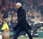 Mourinho taca çıkan topu alıp yedek kulübesinin arkasına attı: Saha karıştı