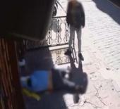 Beyoğlu’nda yolda baygın halde yatan adamın telefonunu çaldılar